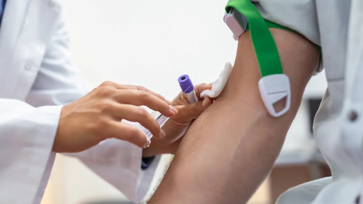 Blutentnahme am Arm für die Bestimmung von Blutwerten