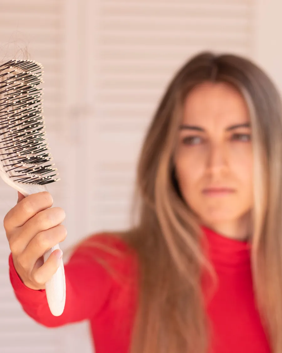Haarbürste mit vielen ausgefallenen Haaren in Nahaufnahme