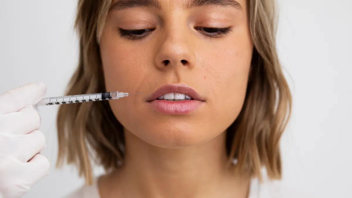 Unterspritzung der Lippen mit feiner Nadel in der Praxis