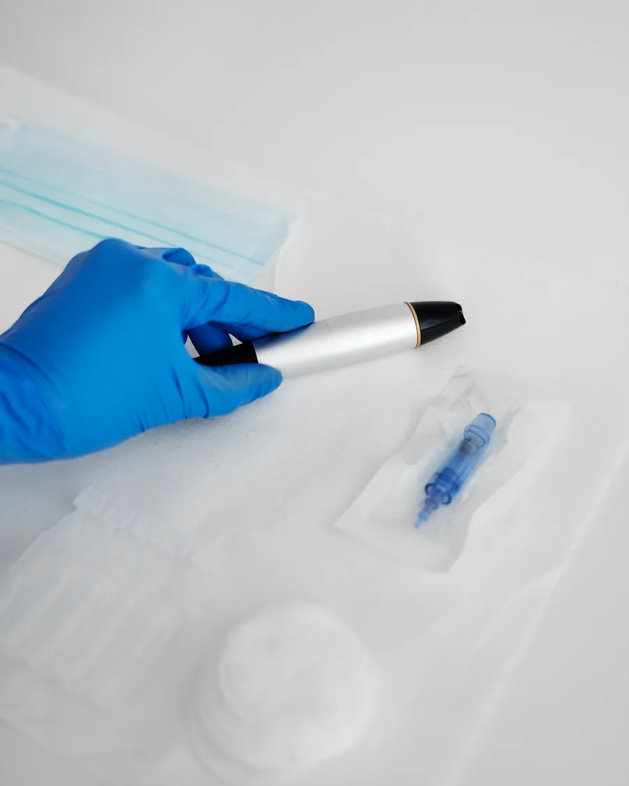 Vorbereitung einer Microneedling-Behandlung in Berlin