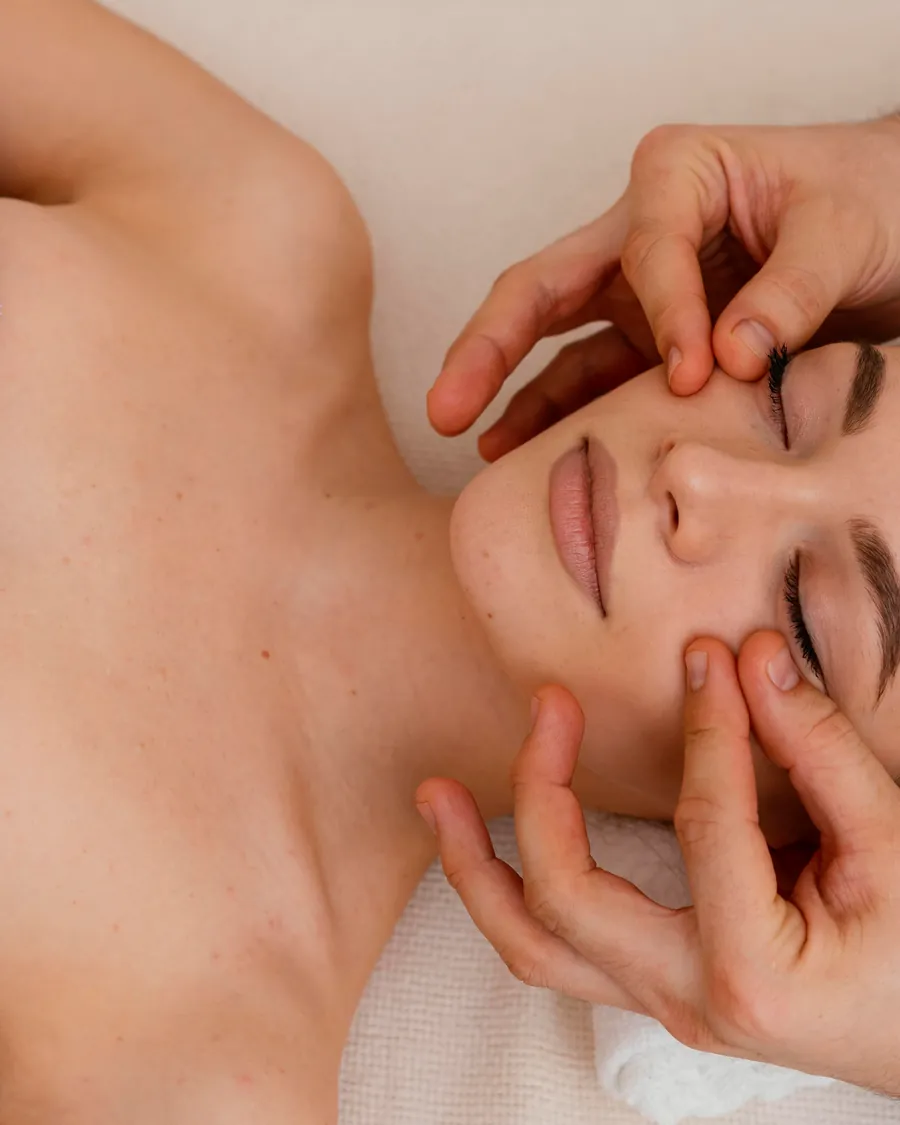 Nachmassage der Wange nach einer Unterspritzung